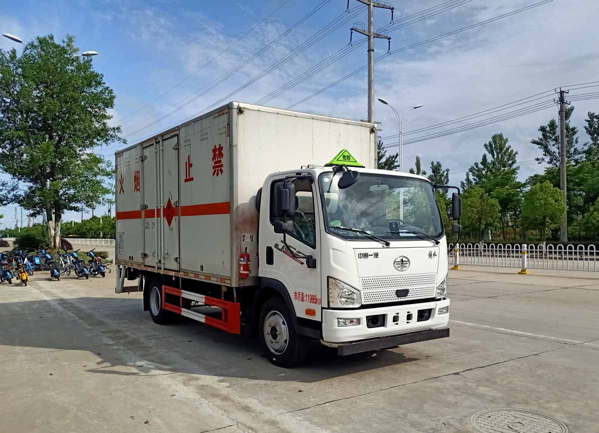 解放J6F5米2易燃?xì)怏w廂式運(yùn)輸車
