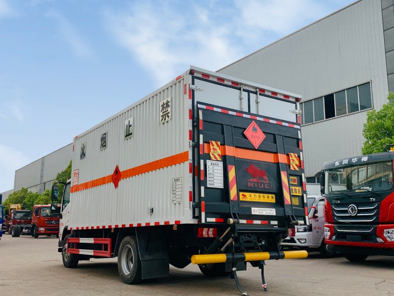 東風(fēng)柳汽5.2米易燃?xì)怏w廂式運輸車