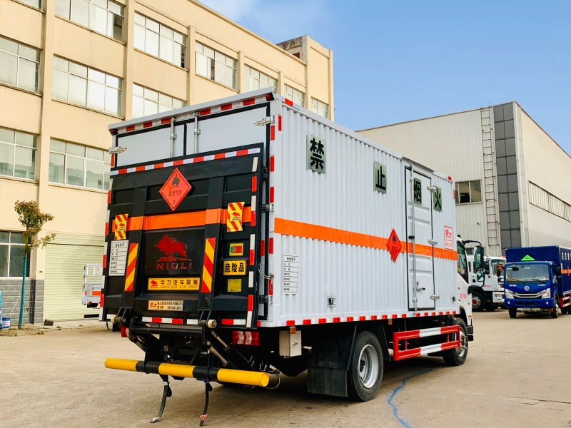 東風(fēng)柳汽5.2米易燃?xì)怏w廂式運輸車