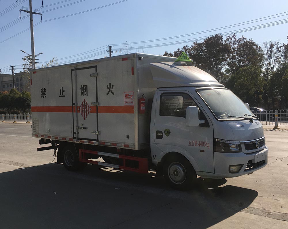 東風(fēng)途逸3米8易燃固體廂式運(yùn)輸車