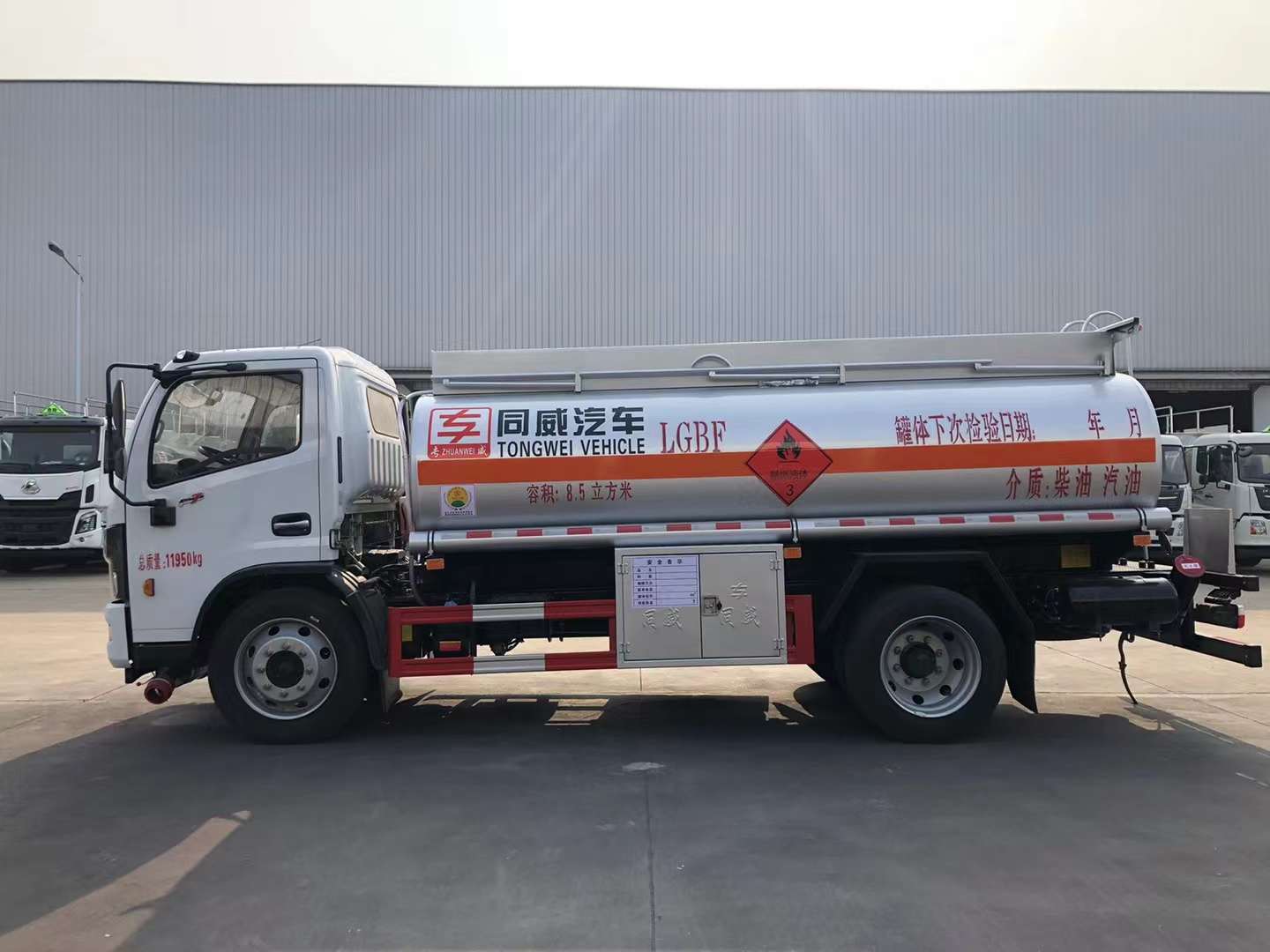 東風福瑞卡8噸油罐車