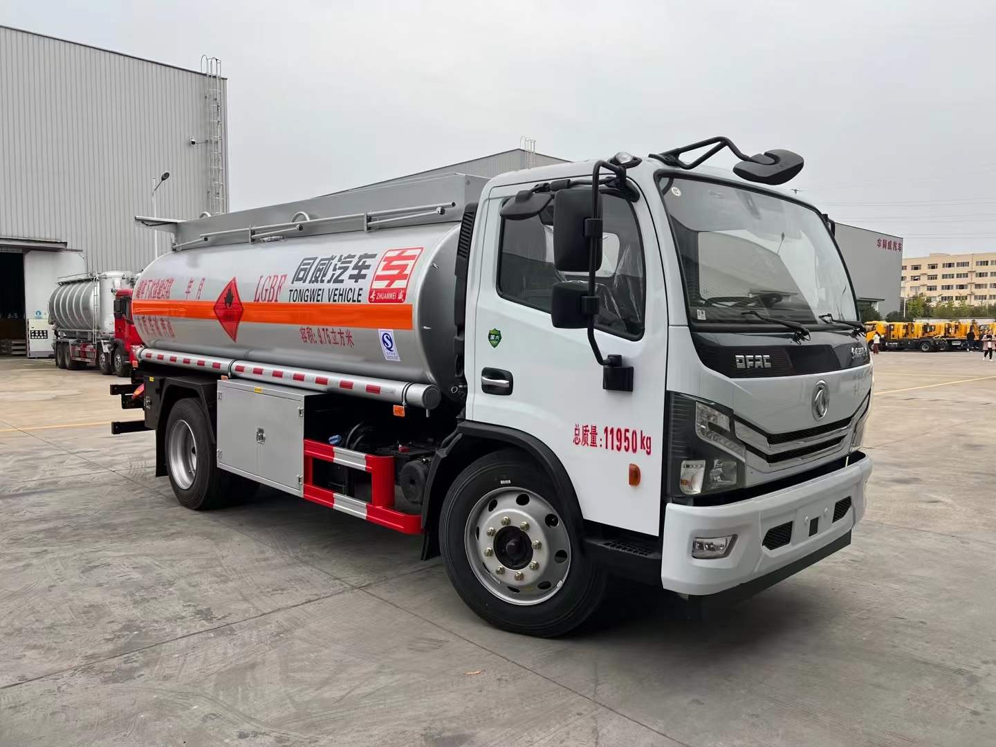 東風(fēng)多利卡8噸油罐車
