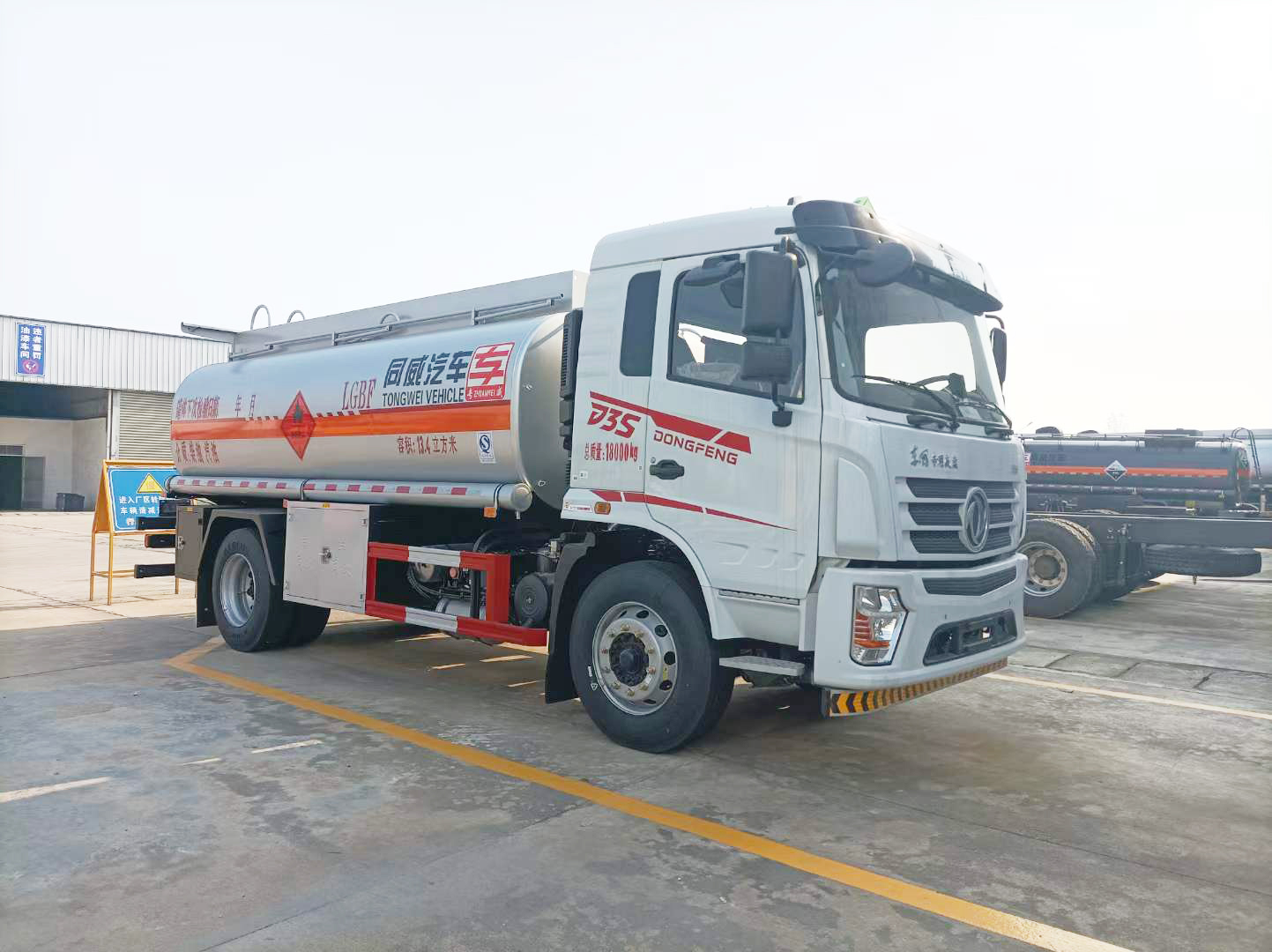 東風(fēng)專底D3S 10噸油罐車